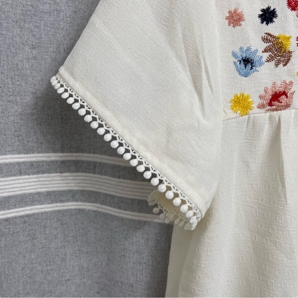 BLUE PEPPER / Floral Embroidered Short Sleeve Blouse Size M - Picture 10 of 13